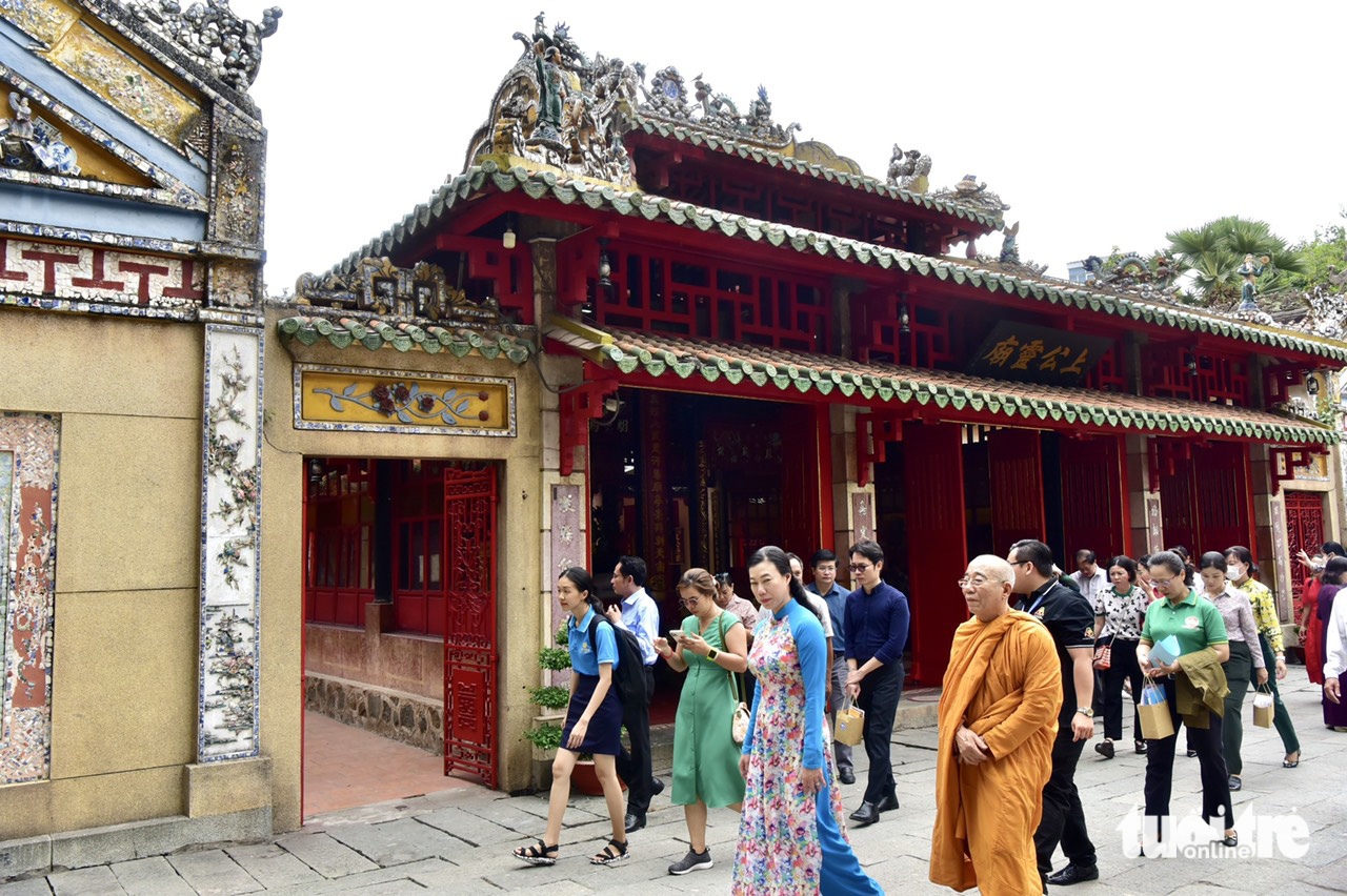 Những điểm đến thú vị trong tour Bình Thạnh, vùng đất thanh bình - Ảnh 6. Khách tham quan lăng Tả quân Lê Văn Duyệt - Ảnh: T.T.D