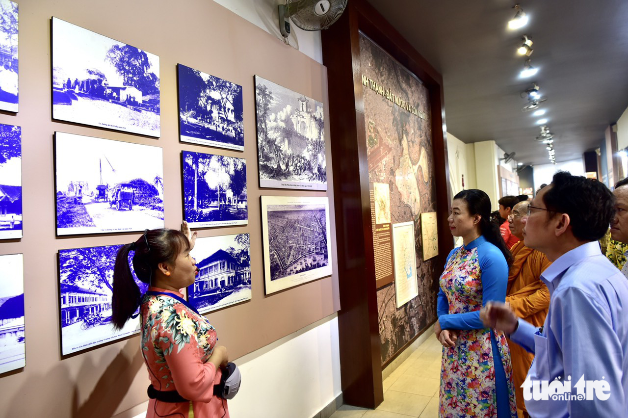 Những điểm đến thú vị trong tour Bình Thạnh, vùng đất thanh bình - Ảnh 7. Thuyết minh viên giới thiệu hình ảnh hiện vật bên trong Nhà truyền thống quận Bình Thạnh - Ảnh: T.T.D