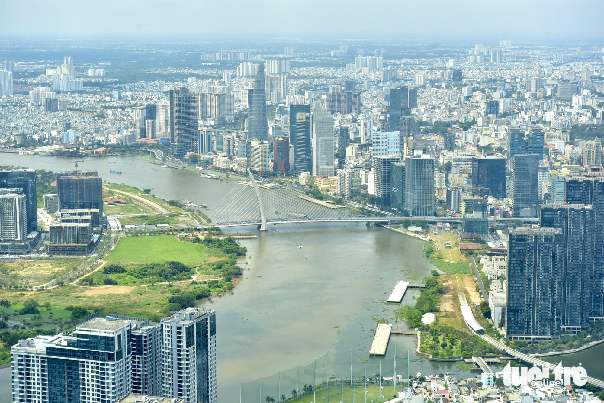 Những điểm đến thú vị trong tour Bình Thạnh, vùng đất thanh bình - Ảnh 8. Khách ngắm cảnh và chụp ảnh trên tầng 81 của trung tâm thương mại Landmark - Ảnh: T.T.D