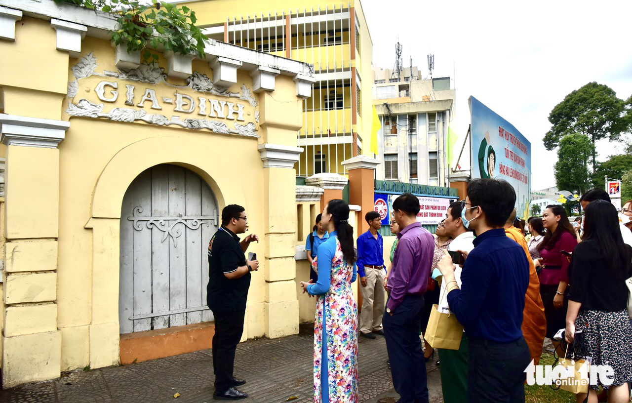 Những điểm đến thú vị trong tour Bình Thạnh, vùng đất thanh bình - Ảnh 2. Khách được giới thiệu về chữ Gia Định trên cánh cổng góc đường Phan Đăng Lưu - Lê Văn Duyệt - Ảnh: T.T.D